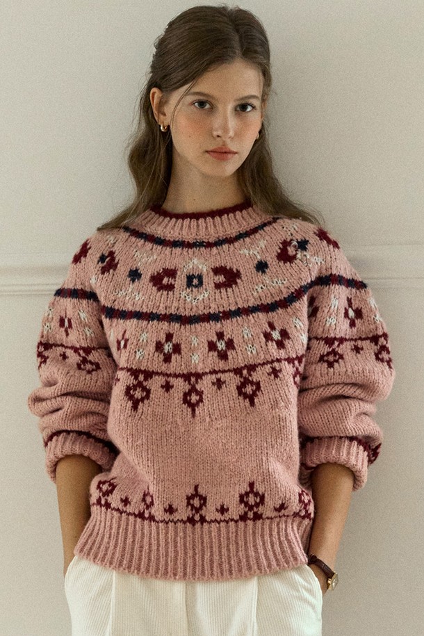 노엘 알파카 울 노르딕 니트 - 핑크는 여성 의류로, 캐주얼, 클래식, 미니멀 스타일을 소화하기 좋습니다. 가을, 겨울 시즌에 어울리는 두꺼운 두께감의 레귤러 핏 니트입니다. 부드러운 촉감의 울과 알파카 소재 혼방으로 제작되었으며, 라운드넥과 긴 소매, 페어아일 패턴의 노르딕 무늬가 특징입니다. 일상에서 편안하고 따뜻하게 착용할 수 있는 핑크색 니트 스웨터입니다.
