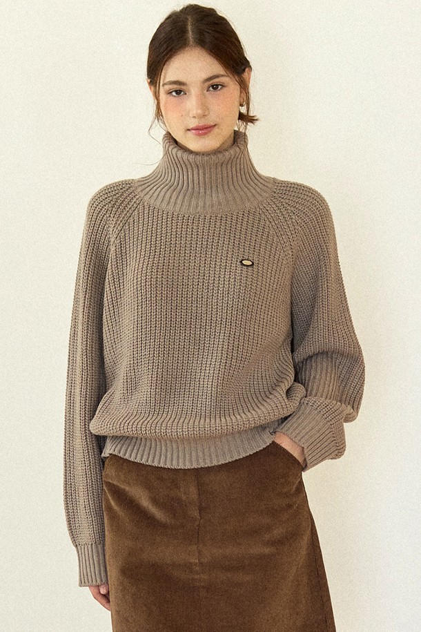 Phoebe 케이블 터틀넥 니트, 카키 베이지 컬러의 여성용 니트/스웨터입니다. 가을, 겨울 시즌에 어울리는 두꺼운 두께감의 레귤러핏 터틀넥으로, 베이직한 스타일의 출근룩과 모임룩에 활용하기 좋습니다. 부드러운 촉감의 니트 소재에 케이블 무늬 짜임 디테일이 돋보이며, 긴 소매 기장으로 따뜻함을 더했습니다. 클래식, 미니멀, 캐주얼 스타일을 모두 소화할 수 있는 활용도 높은 아이템입니다.
