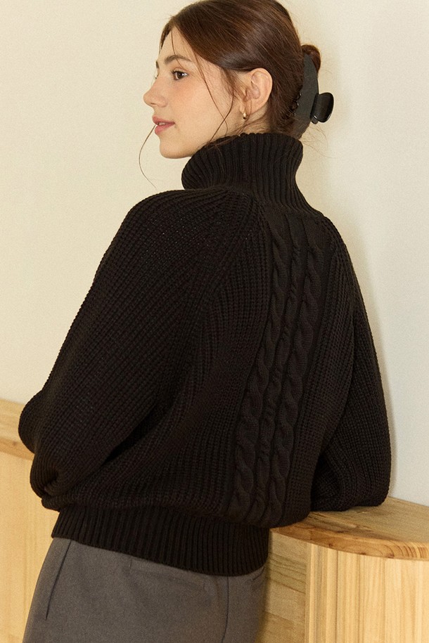 피비 케이블 터틀넥 니트 - 블랙은 가을과 겨울, 당신의 스타일을 책임질 여성용 니트/스웨터입니다. 울 소재로 제작되어 부드러운 촉감을 선사하며, 두꺼운 두께감으로 따뜻하게 착용할 수 있습니다. 베이직하고 미니멀한 스타일의 레귤러핏 터틀넥 디자인으로, 출근룩과 모임룩을 모두 소화 가능합니다. 케이블 패턴과 긴 소매, 골지 디테일이 더해져 클래식하면서도 세련된 매력을 더합니다.
