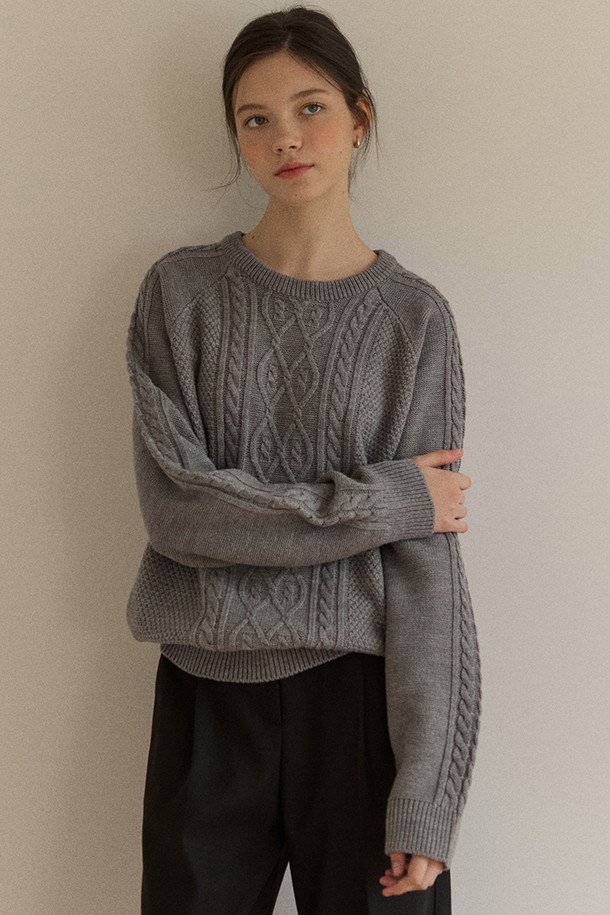 셰일던 케이블 니트 스웨터 - 멜란지 그레이는 여성 상의로, 가을과 겨울에 따뜻하게 입을 수 있는 니트/스웨터입니다. 울 소재의 레귤러 핏으로 제작되었으며, 라운드넥과 긴소매 디자인으로 클래식하고 베이직한 스타일을 연출합니다. 두꺼운 두께감과 부드러운 촉감, 케이블 니트 패턴이 특징이며, 출근룩, 오피스룩, 모임룩 등 다양한 TPO에 활용 가능합니다. 미니멀하면서도 세련된 분위기를 더해주는 멜란지 그레이 컬러의 스웨터입니다.
