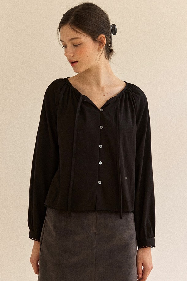 블랙 색상의 피치드 리본 셔링 블라우스입니다. 부드러운 면 소재로 제작되어 봄, 여름 시즌에 시원하게 착용하기 좋습니다. 브이넥 라인에 셔링과 리본 디테일이 더해져 페미닌한 무드를 연출합니다. 레귤러 핏과 반소매 기장으로 편안하게 착용 가능하며, 데이트룩, 모임룩, 클래식, 미니멀 스타일 모두 소화할 수 있습니다. 단추 디테일이 있어 포인트를 더했습니다.
