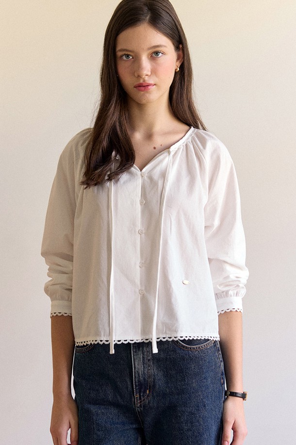 아이보리 컬러의 피치드 리본 셔링 블라우스는 여성스러운 무드를 연출해주는 블라우스입니다. 부드러운 면 소재로 제작되어 편안한 착용감을 선사하며, 봄, 여름 시즌에 적합합니다. 레귤러 핏에 브이넥 라인으로 디자인되었으며, 얇은 두께감으로 시원하게 착용할 수 있습니다. 셔링, 리본, 레이스 트리밍 디테일이 더해져 페미닌하고 로맨틱한 스타일을 완성합니다. 데이트룩, 소개팅룩에 활용하여 특별한 날을 더욱 돋보이게 만들어 보세요.
