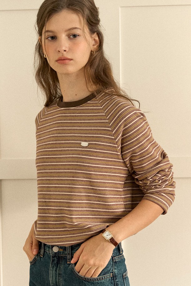 머스타드 컬러의 헤더 브러쉬드 스트라이프 래글런 티셔츠입니다. 부드러운 면 소재로 제작되어 편안한 착용감을 선사하며, 봄, 가을에 산책룩이나 캐주얼, 미니멀 스타일로 연출하기 좋습니다. 얇은 두께감과 레귤러핏으로 제작되었으며, 라운드넥과 긴 소매, 브러쉬드 원단, 래글런 소매 디테일이 특징입니다. 베이직한 스트라이프 패턴이 어떤 하의와도 잘 어울려 데일리 아이템으로 활용하기 좋습니다.
