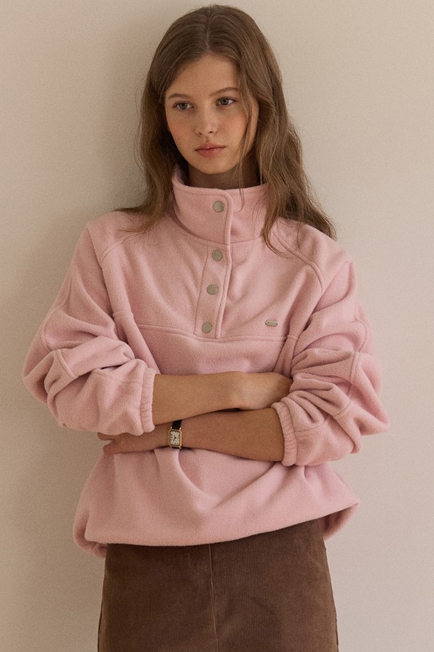 Hope 스냅 플리스 스웨트셔츠 - 핑크는 따뜻하고 포근한 착용감을 선사하는 여성용 스웨트셔츠입니다. 부드러운 플리스 소재로 제작되어 가을, 겨울철 일상에서 편안하게 즐겨 입을 수 있습니다. 하이넥 디자인과 루즈핏으로 제작되었으며, 스냅 버튼 디테일이 돋보이는 캐주얼하고 베이직한 스타일입니다. 집콕룩, 산책룩 등 다양한 TPO에 활용하기 좋으며, 미니멀한 스타일을 선호하는 분들께 추천합니다. 핑크 컬러로 화사함을 더했습니다.
