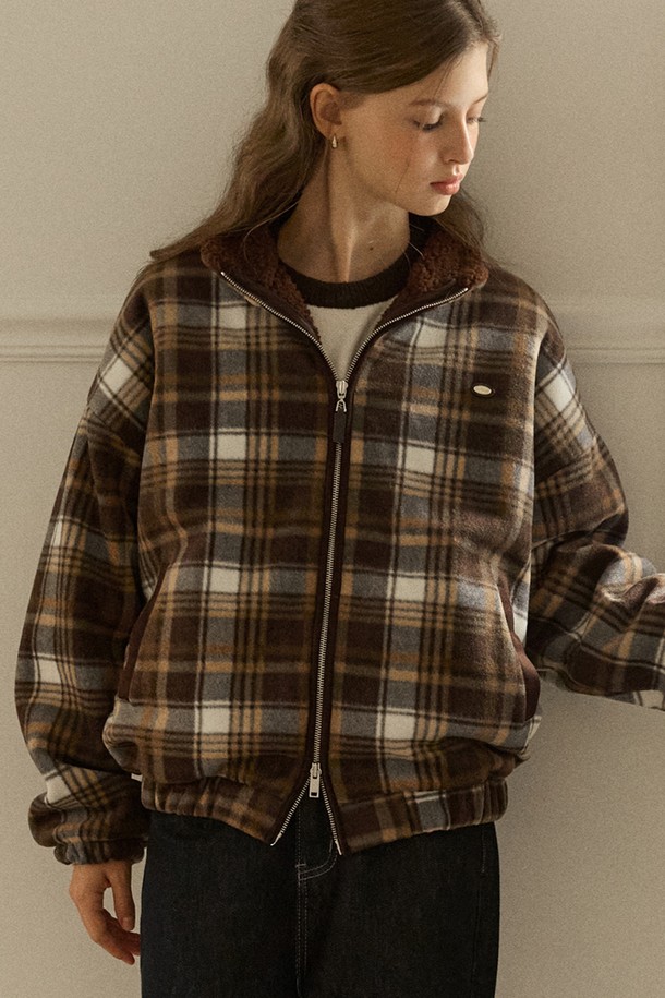 페니 체크 플리스 집업 재킷 - 브라운은 부드러운 플리스 소재로 제작되어 포근한 착용감을 선사합니다. 브라운과 화이트 컬러의 체크 패턴이 캐주얼한 무드를 연출하며, 두꺼운 두께감으로 가을, 겨울철 따뜻하게 입을 수 있습니다. 오버핏 디자인과 긴 소매 기장으로 편안함을 더하고, 집업 디테일로 간편하게 여밀 수 있습니다. 여성스러운 스타일을 완성하는 크롭 기장의 플리스 자켓입니다.
