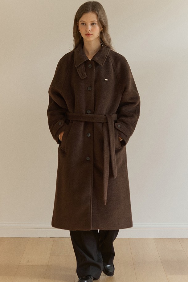 부드러운 브러쉬드 헤어리 울 소재의 브라운 발마칸 코트입니다. 클래식하고 베이직한 디자인으로, 가을과 겨울에 따뜻하게 착용할 수 있습니다. 롱 기장에 레귤러핏으로, 출근룩, 오피스룩, 모임룩 등 다양한 TPO에 활용하기 좋습니다. 싱글 버튼 여밈 방식과 긴 소매가 특징이며, 미니멀한 스타일을 연출하기에 적합합니다. 울 소재 특유의 고급스러운 촉감과 두꺼운 두께감으로 포근하게 몸을 감싸줍니다.