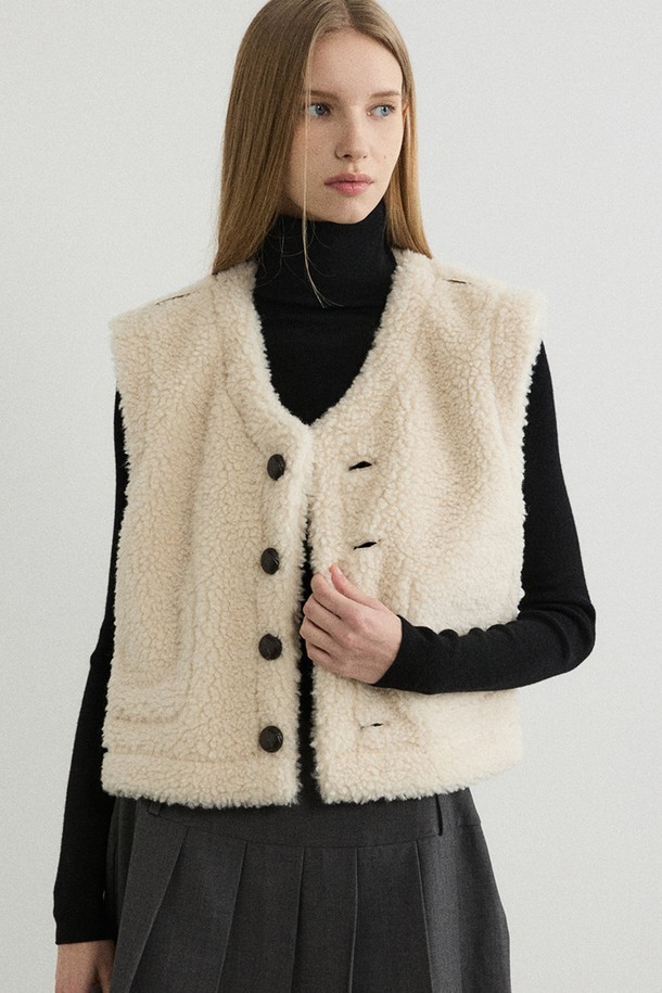 리버시블 쉐어링 무스탕 베스트 - 카멜은 부드러운 양털과 스웨이드 소재로 제작되어 따뜻하고 포근한 착용감을 선사합니다. 가을과 겨울, 두 계절 모두 활용 가능하며 캐주얼, 클래식 등 다양한 스타일을 연출할 수 있습니다. 무지 디자인에 크롭 기장, 민소매 디자인으로 세련된 느낌을 더했습니다. 단추 여밈 방식과 레귤러핏으로 편안하게 착용 가능하며, 리버시블 디자인과 포켓 디테일이 실용성을 높여줍니다. 아이보리 색상도 함께 출시되어 취향에 맞게 선택할 수 있습니다.
