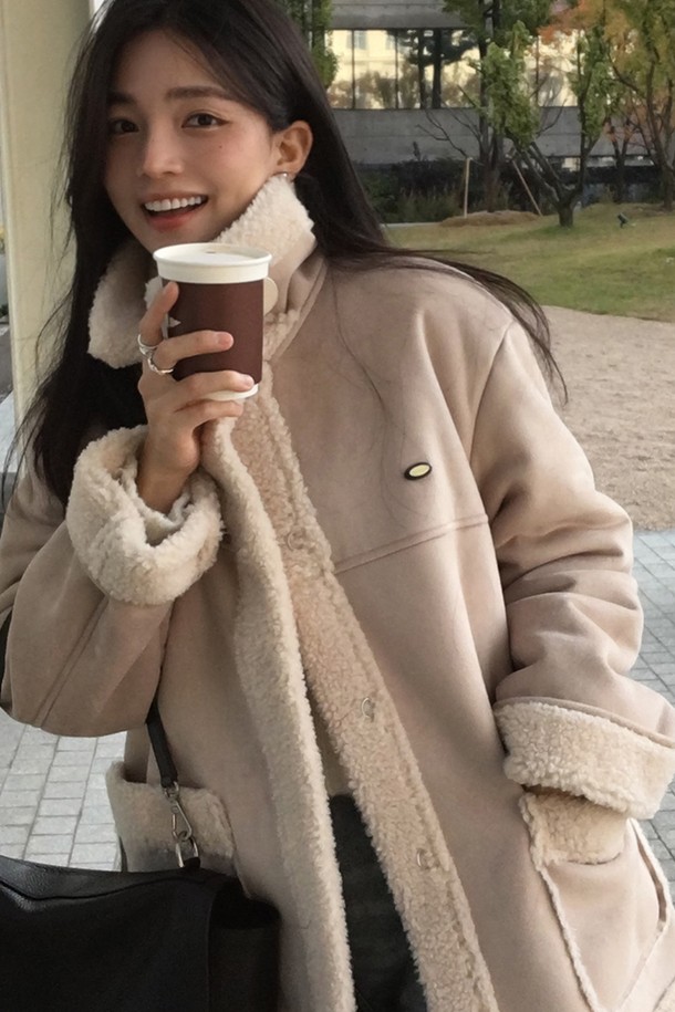 라이트 베이지 컬러의 Shia (시아) 쉬어링 무스탕 코트는 가을과 겨울, 당신의 출근룩에 따뜻함과 스타일을 더해줄 여성용 아우터입니다. 부드러운 촉감의 쉬어링 소재와 두꺼운 두께감으로 뛰어난 보온성을 제공하며, 베이직하고 캐주얼한 스타일을 연출합니다. 카라 디테일과 버튼 여밈 방식, 레귤러핏 디자인은 클래식하면서도 미니멀한 무드를 자아냅니다. 무지 패턴에 롱 슬리브, 넉넉한 포켓 디테일이 실용성을 더하여 데일리 아이템으로 활용하기 좋습니다.
