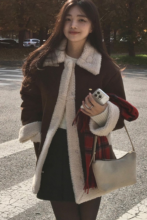 "Shia (시아) Shearling Mustang Coat (쉬어링 무스탕 코트) - 브라운"은 여성용으로, 캐주얼하고 베이직한 스타일을 연출하기 좋은 겨울 아우터입니다. 부드러운 스웨이드와 양털 소재로 제작되어 따뜻하고 포근한 착용감을 선사합니다. 미디엄 기장의 레귤러핏으로, 오픈 스타일의 무스탕 코트 디자인이 특징입니다. 양털 트리밍과 포켓 디테일이 돋보이며, 긴 소매로 더욱 따뜻하게 착용할 수 있습니다. 무지 패턴의 브라운 컬러로 다양한 룩에 매치하기 용이합니다.
