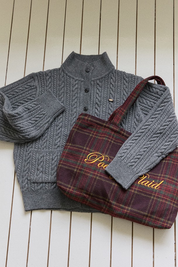 포에트리 자수 울 체크 백 - 브라운은 여성용 토트백으로, 클래식하고 캐주얼한 스타일을 연출합니다. 울 소재에 브라운 컬러의 체크 패턴이 돋보이며, 미디엄 사이즈로 일상 및 모임 룩에 적합합니다. 가방 전면의 자수 로고 디테일이 특징이며, 사각 형태의 디자인으로 실용성을 더했습니다. 출근룩과 모임룩에 미니멀한 스타일을 더해 세련된 분위기를 연출해보세요.
