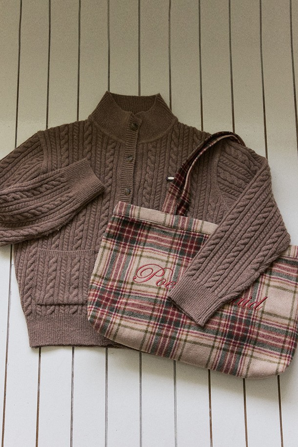 베이지 컬러의 Poetry 자수 울 체크 백입니다. 미디엄 사이즈의 사각 토트백으로, 울 소재와 체크 패턴, Poetry 자수 디테일이 특징입니다. 여성스러움을 강조하는 디자인으로, 클래식, 미니멀, 걸리시 스타일에 잘 어울립니다. 모임룩, 데이트룩, 오피스룩 등 다양한 TPO에 활용할 수 있는 실용적인 아이템입니다. 오픈형 잠금 방식으로 편리하게 물건을 수납할 수 있습니다.
