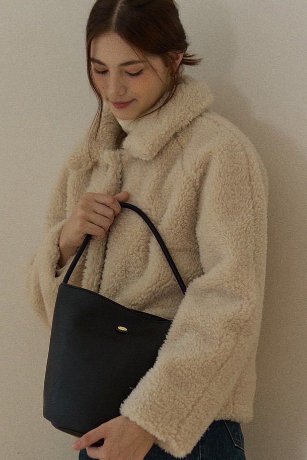 세련된 블랙 컬러의 배럴 토트백입니다. 합성 가죽 소재로 제작되어 부드러운 촉감과 고급스러운 분위기를 자아냅니다. 원통형 디자인과 심플한 디자인으로 어떤 룩에도 잘 어울리며, 출근룩과 모임룩에 시크하고 미니멀한 스타일을 더해줍니다. 넉넉한 수납공간과 지퍼형 잠금 방식으로 실용성을 높였으며, 데일리 백으로 활용하기 좋습니다. 여성 고객을 위한 실용적이고 세련된 토트백입니다.
