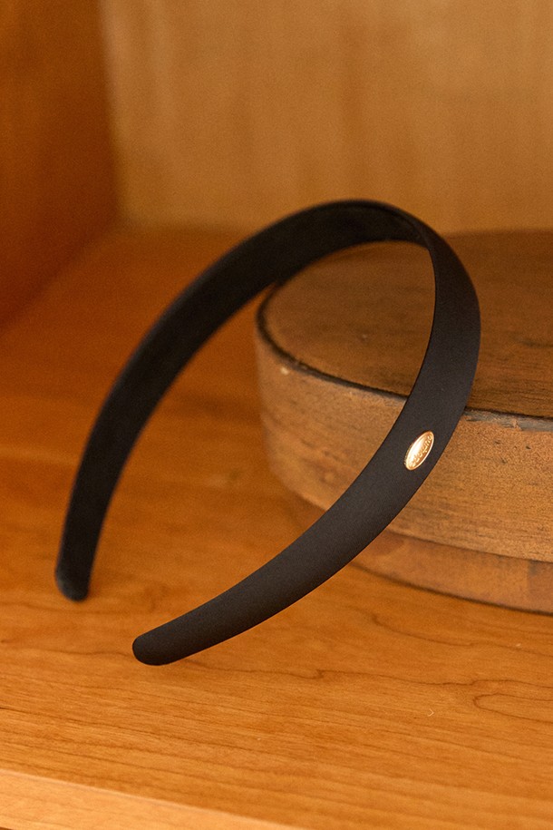 Goldish Point 새틴 헤어밴드 - 블랙은 일상룩과 데이트룩, 모임룩에 모두 잘 어울리는 여성용 헤어 액세서리입니다. 고급스러운 새틴 소재에 블랙 컬러가 시크한 매력을 더하며, 골드 포인트 장식이 세련된 포인트를 선사합니다. 클래식, 미니멀, 걸리시 스타일을 모두 소화할 수 있는 디자인으로, 사계절 내내 다양한 룩에 활용하기 좋습니다. 헤어 스타일에 은은한 포인트를 더하여 여성스러움을 강조해보세요.
