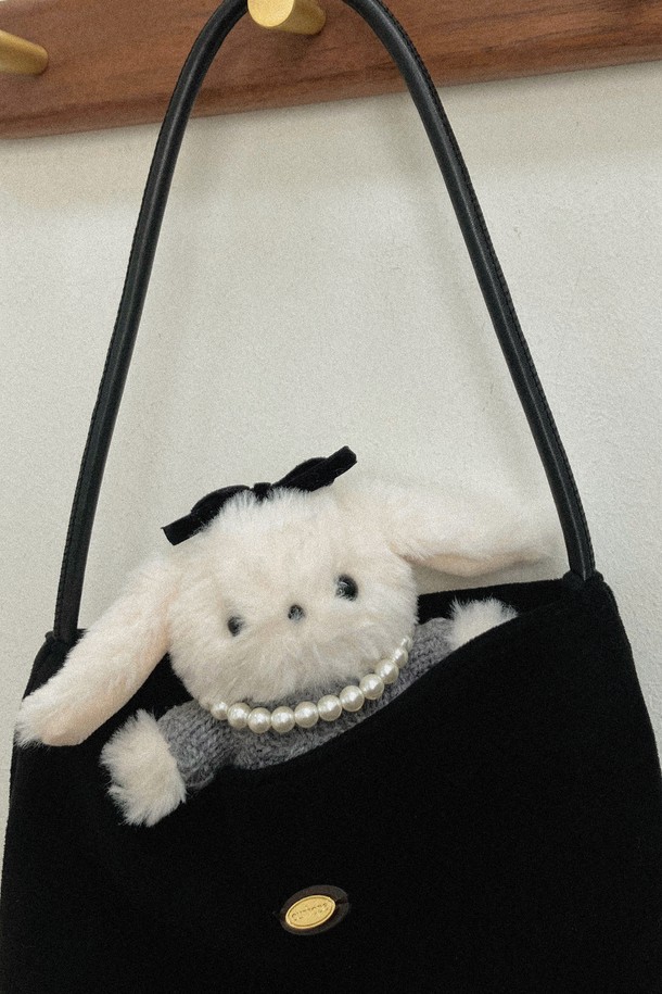 Hoppy The Lucky Rabbit (호피 더 럭키 래빗) 니트 키링 - 화이트는 부드러운 극세사 소재로 제작된 공용 키링입니다. 귀여운 토끼 캐릭터 디자인에 봉제인형 스타일로 제작되어 소장 가치를 높였습니다. 화이트 컬러의 바탕에 그레이 컬러 의상을 착용하고 있으며, 작은 리본 장식이 걸리시한 분위기를 더합니다. 미니 사이즈로 제작되어 가방이나 열쇠에 간편하게 걸어 사용할 수 있으며, 키홀더 기능으로 실용성까지 갖춘 캐주얼 스타일의 제품입니다.