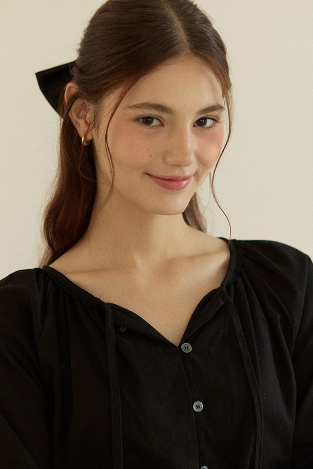 Goldish Point 새틴 리본 헤어핀 - 블랙은 여성스러운 스타일을 완성하는 헤어 액세서리입니다. 부드러운 새틴 소재의 블랙 리본이 고급스러움을 더하며, 골드 포인트 장식이 세련된 포인트를 선사합니다. 데이트룩이나 모임룩에 착용하여 걸리시, 클래식, 미니멀 무드를 연출할 수 있습니다. 무지 디자인으로 어떤 스타일에도 잘 어울리며, 다양한 헤어스타일에 활용하여 포인트를 줄 수 있습니다. 일상 속에서 특별함을 더해줄 Goldish Point 새틴 리본 헤어핀 - 블랙을 만나보세요.
