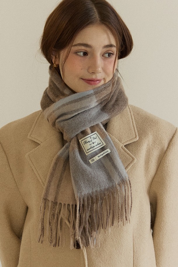 "Ordinary Check Wool 머플러" - 블루 브라운 체크는 가을과 겨울의 쌀쌀한 날씨에 따뜻함과 스타일을 더해줄 머플러입니다. 부드러운 울 소재로 제작되어 뛰어난 촉감과 보온성을 제공하며, 두꺼운 두께감으로 추운 날씨에도 든든하게 착용할 수 있습니다. 클래식하고 베이직한 디자인에 블루와 브라운 컬러의 체크 패턴이 더해져 어떤 스타일에도 잘 어울립니다. 가장자리에는 프린지 디테일이 더해져 포인트를 주어, 미니멀, 캐주얼 룩에 모두 활용하기 좋습니다. 일상에서 따뜻하고 세련된 스타일을 연출해보세요.
