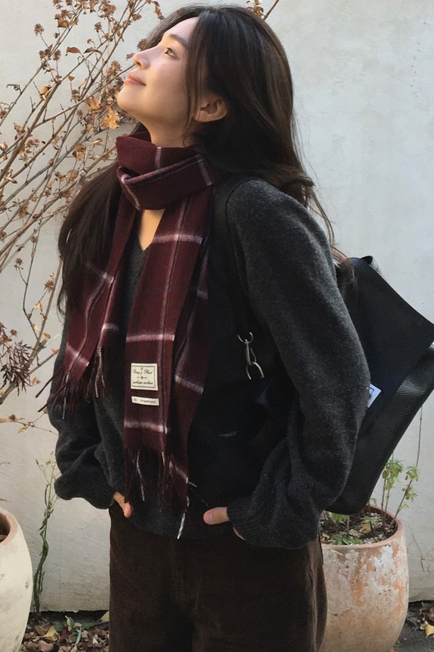 Ordinary Check Wool 머플러 - 버건디 체크는 가을, 겨울 시즌에 어울리는 울 소재의 머플러입니다. 클래식하고 베이직한 스타일로, 출근룩이나 모임룩에 매치하기 좋습니다. 부드러운 촉감과 두꺼운 두께감으로 보온성을 높였으며, 버건디 체크 패턴이 세련된 포인트를 더합니다. 프린지 디테일과 브랜드 라벨로 디자인의 완성도를 높였습니다. 미니멀, 캐주얼 룩에도 잘 어울려 다양한 스타일을 연출할 수 있습니다.
