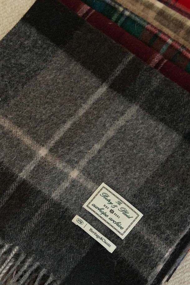 Ordinary Check Wool 머플러 - Black Grey Check는 부드러운 촉감의 울(Wool) 소재로 제작되어 가을, 겨울철 따뜻함을 선사하는 머플러입니다. 블랙과 그레이 컬러의 체크 패턴이 클래식하고 미니멀한 스타일을 연출하며, 일상 및 출근룩, 모임룩에 모두 잘 어울립니다. 두꺼운 두께감으로 보온성을 높였으며, 가장자리에 프린지 디테일이 포인트로 더해져 세련된 느낌을 더합니다.
