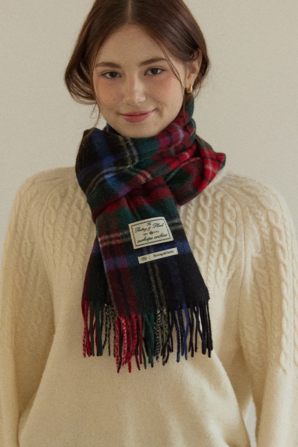 Ordinary Check 울 머플러 - 레드 블랙 체크는 차분하면서도 세련된 분위기를 연출하는 머플러입니다. 촘촘한 짜임의 부드러운 울 소재로 제작되어 뛰어난 보온성을 제공하며, 촉감이 매우 좋습니다. 레드, 블랙, 그린 컬러가 조화롭게 어우러진 클래식한 체크 패턴은 출근룩, 모임룩 등 다양한 TPO에 활용하기 좋습니다. 넉넉한 기장과 프린지 디테일이 돋보이며, 미니멀, 캐주얼 스타일에도 잘 어울립니다. 브랜드 라벨이 부착되어 있어 고급스러움을 더합니다.
