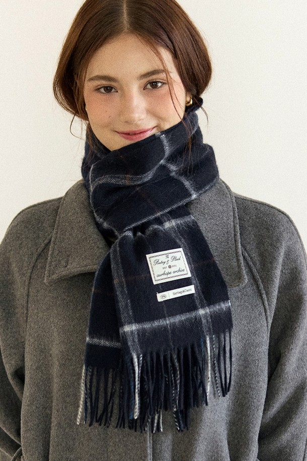 오디너리 체크 울 머플러 - 네이비 체크는 울 소재로 제작되어 부드러운 촉감과 뛰어난 보온성을 자랑합니다. 가을과 겨울에 착용하기 좋은 두꺼운 두께감으로, 클래식하고 베이직한 디자인은 다양한 스타일과 코디에 활용하기 좋습니다. 네이비 체크 패턴과 프린지 장식으로 포인트를 더했으며, 출근룩이나 모임룩 등 TPO에 맞춰 클래식, 미니멀, 캐주얼 스타일을 연출할 수 있습니다.
