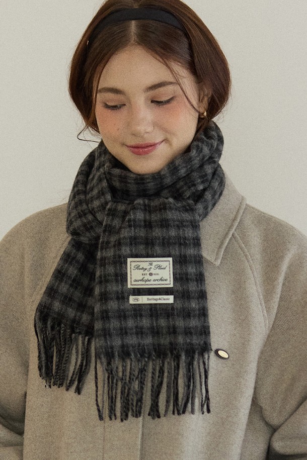 Ordinary 체크 울 머플러 - 깅엄 블랙 체크는 클래식하고 베이직한 디자인으로, 가을과 겨울철 출근룩에 포인트를 더해줄 머플러입니다. 부드러운 울 소재로 제작되어 뛰어난 보온성을 제공하며, 깅엄 체크 패턴과 프린지 디테일이 특징입니다. 블랙과 그레이 컬러 조합으로 다양한 스타일에 매치하기 용이하며, 미니멀, 캐주얼 룩에도 잘 어울립니다. 두꺼운 두께감으로 포근하게 감싸주어 추운 날씨에도 따뜻함을 유지할 수 있습니다.
