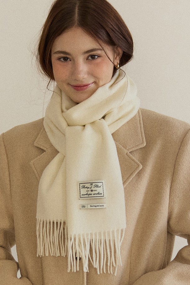 Ordinary Wool 머플러 - 아이보리는 베이직하고 클래식한 스타일의 울 소재 머플러입니다. 쌀쌀한 가을, 겨울철 일상과 모임룩에 모두 잘 어울리며, 부드러운 촉감과 두꺼운 두께로 뛰어난 보온성을 제공합니다. 아이보리 컬러의 무지 디자인에 프린지 디테일이 더해져 포인트를 더했습니다. 출근룩이나 미니멀, 캐주얼 스타일에도 활용하기 좋습니다.
