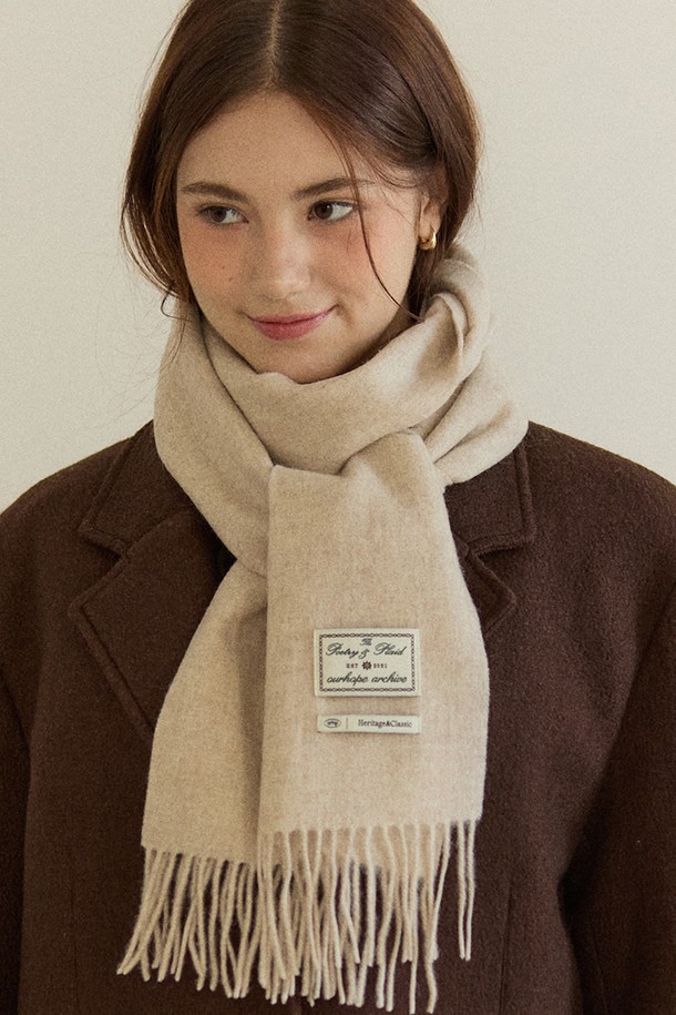 오트밀 색상의 Ordinary 울 머플러는 가을, 겨울철 당신의 스타일을 완성해 줄 머스트 해브 아이템입니다. 부드러운 촉감의 울 소재로 제작되어 포근함을 선사하며, 두꺼운 두께감으로 추운 날씨에도 따뜻하게 착용할 수 있습니다. 무지 디자인에 프린지 장식으로 포인트를 더해 클래식, 미니멀, 캐주얼 등 다양한 스타일에 매치하기 좋습니다. 출근룩, 데이트룩 등 TPO에 구애받지 않고 데일리하게 활용 가능한 아이템으로, 태그 디테일이 돋보입니다.
