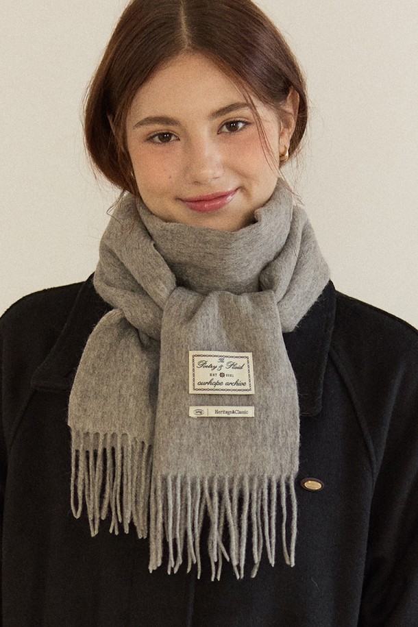 오디너리 울 머플러 - 멜란지 그레이는 부드러운 촉감과 뛰어난 보온성을 제공하는 울 소재의 머플러입니다. 멜란지 그레이 컬러에 무지 패턴으로 디자인되어 베이직하면서도 클래식한 스타일을 연출합니다. 두꺼운 두께감으로 겨울철 혹한기에도 따뜻하게 착용할 수 있으며, 프린지 디테일이 포인트로 더해져 세련된 느낌을 더합니다. 출근룩이나 모임룩에 매치하여 클래식, 미니멀, 캐주얼 등 다양한 스타일을 완성해보세요. 브랜드 라벨이 부착되어 있어 더욱 고급스러운 느낌을 선사합니다.
