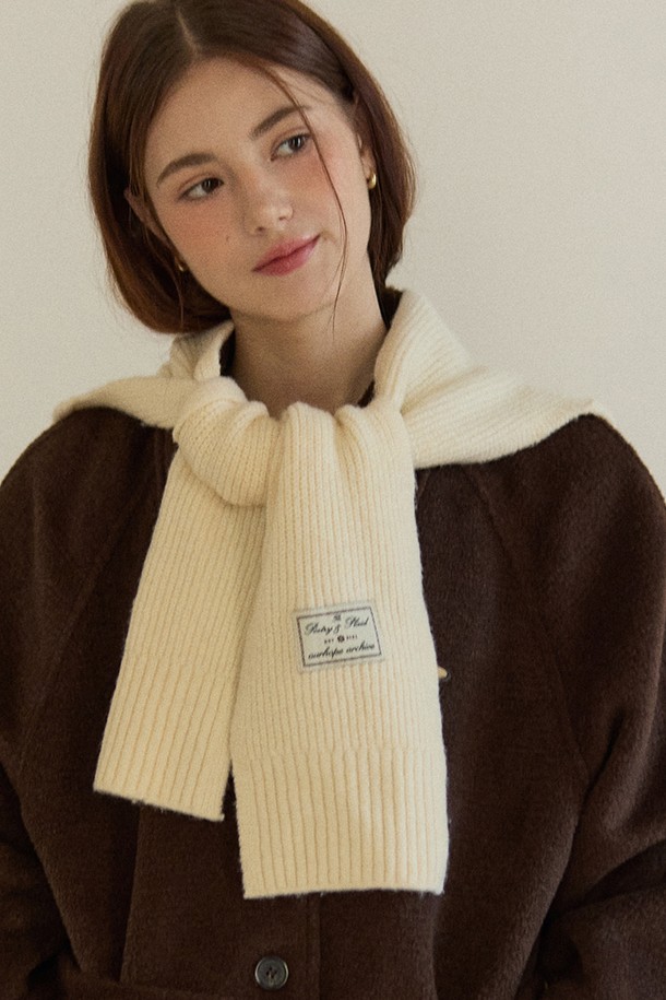 아이보리 컬러의 울 후드 발라클라바 머플러입니다. 깊은 모자 깊이와 부드러운 촉감으로 편안한 착용감을 선사하며, 겨울철 보온과 방한에 탁월한 기능을 제공합니다. 울 소재로 제작되어 따뜻하고, 무지 디자인에 후드가 더해져 미니멀, 클래식, 캐주얼 스타일 모두 소화 가능합니다. 목도리 일체형 디자인으로 실용성을 더했으며, 추운 날씨에도 스타일리시하게 연출할 수 있습니다.
