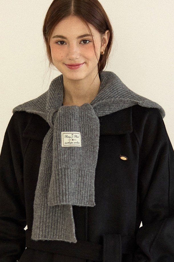 멜란지 그레이 컬러의 울 후드 발라클라바 머플러는 겨울과 가을철 방한을 위한 필수템입니다. 깊은 모자 깊이와 부드러운 촉감, 두꺼운 울 소재로 제작되어 뛰어난 보온성을 제공합니다. 목도리 일체형 디자인으로, 캐주얼, 미니멀, 클래식 스타일의 출근룩과 등산룩에 모두 잘 어울립니다. 무지 패턴으로 어떤 스타일에도 쉽게 매치할 수 있으며, 후드 디자인으로 더욱 따뜻하고 스타일리시하게 연출할 수 있습니다. 남녀 공용으로 착용 가능하며, 추운 날씨에도 포근함을 선사합니다.
