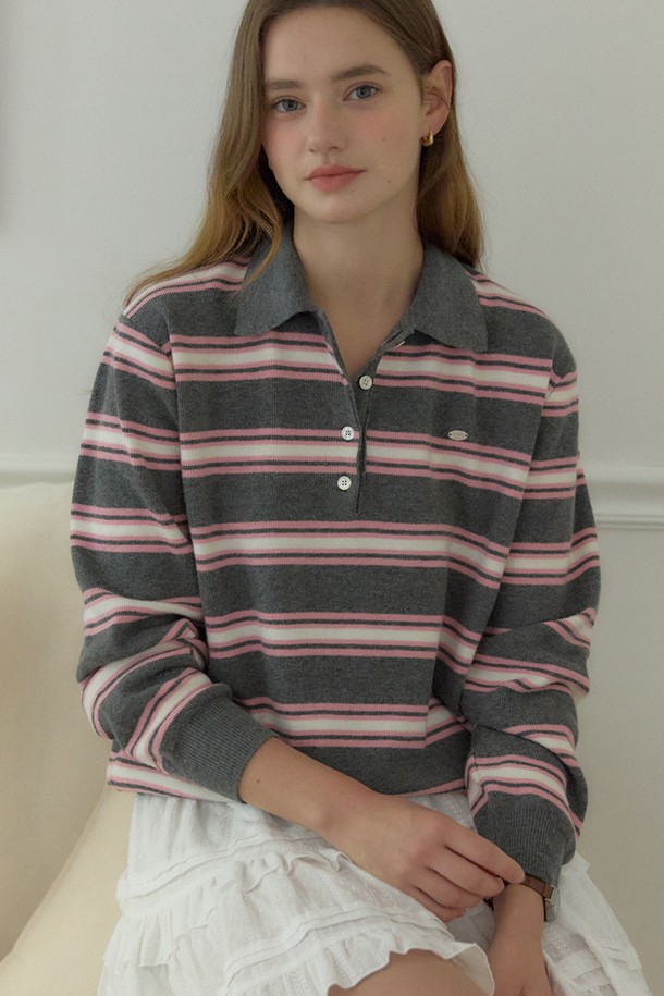 핑크와 그레이 컬러 배색의 멀티 스트라이프 패턴이 돋보이는 Multi Stripe Collar Knit (멀티 스트라이프 카라 니트)입니다. 부드러운 촉감의 니트 소재로 제작되어 가을, 겨울 시즌에 따뜻하게 착용하기 좋습니다. 레귤러 핏에 긴 소매 기장으로 디자인되었으며, 카라넥과 버튼 디테일이 캐주얼하면서도 클래식한 무드를 더합니다. 넉넉한 두께감으로 편안한 착용감을 선사하며, 일상 속에서 다양한 스타일링을 연출할 수 있습니다.
