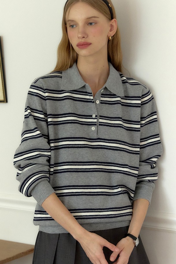 **Multi Stripe Collar Knit - 멜란지 그레이**는 여성용 니트/스웨터로, 캐주얼하고 베이직한 스타일을 연출합니다. 멜란지 그레이와 블랙 컬러의 스트라이프 패턴이 돋보이며, 봄, 가을에 착용하기 좋습니다. 부드러운 촉감의 니트 소재에 레귤러핏으로 제작되었으며, 칼라 디테일이 더해져 포인트를 줍니다. 긴 소매 기장의 레귤러 기장 상의로, 데일리하게 활용하기 좋은 아이템입니다.
