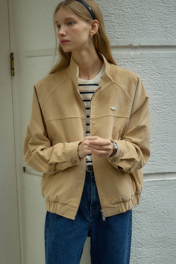 베이지 컬러의 코듀로이(corduroy) 버튼 포인트 블루종 재킷입니다. 봄, 가을 간절기에 활용하기 좋은 루즈핏 디자인으로, 캐주얼하고 미니멀한 스타일을 연출합니다. 부드러운 촉감의 코듀로이 소재로 제작되어 편안하게 착용할 수 있으며, 크롭 기장과 포인트 카라, 버튼 디테일이 특징입니다. 일상복은 물론, 봄 소풍룩에도 잘 어울리는 기본 아이템입니다.
