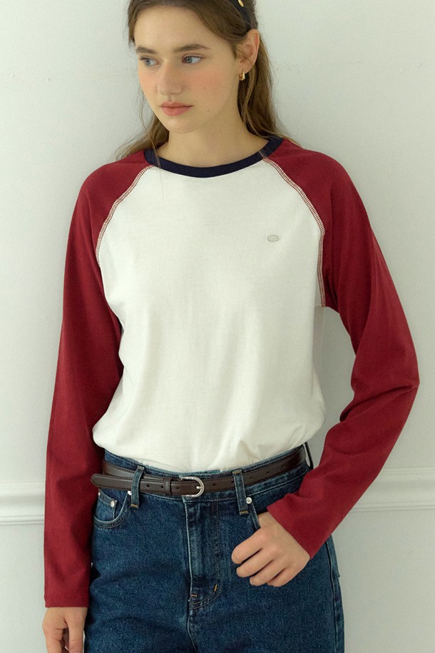 버건디 색상과 화이트 배색이 돋보이는 투톤 라글란 티셔츠입니다. 부드러운 면 소재로 제작되어 편안한 착용감을 선사하며, 봄, 가을 시즌 일상복으로 활용하기 좋습니다. 라운드넥과 긴소매 디자인으로 캐주얼하고 베이직한 스타일을 연출하며, 산책룩과 미니멀한 스타일을 즐겨 입는 여성에게 추천합니다. 레귤러핏으로 제작되어 레귤러 기장 상의와 함께 편안하게 착용할 수 있습니다.
