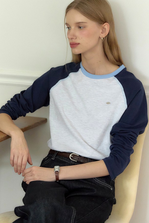 네이비 투톤 래글런 티셔츠는 여성분들을 위한 베이직하고 캐주얼한 스타일의 상의입니다. 부드러운 면 소재로 제작되어 봄, 가을철 산책룩에 편안하게 착용하기 좋습니다. 레귤러 핏에 라운드넥 디자인으로, 래글런 소매가 특징입니다. 네이비, 그레이, 스카이블루 세 가지 컬러로 출시되어 취향에 맞게 선택할 수 있습니다.
