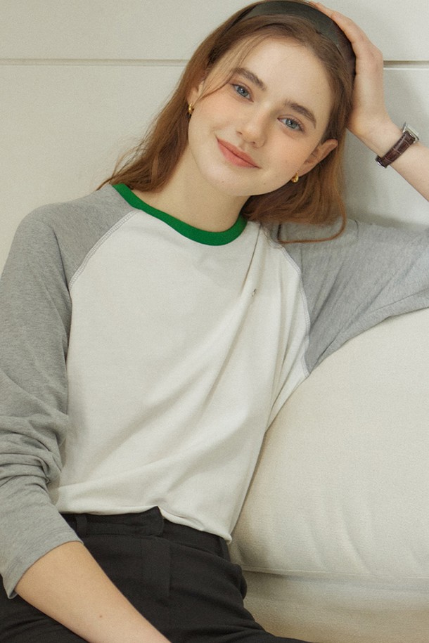 멜란지 그레이 투톤 래글런 티셔츠는 여성용 상의로, 캐주얼하고 미니멀한 스타일을 연출합니다. 면 소재로 제작되어 부드러운 촉감을 선사하며, 봄, 여름, 가을 계절에 활용하기 좋습니다. 레귤러핏에 라운드넥 디자인, 긴 소매와 래글런 소매 디테일이 특징입니다. 일상 및 산책룩에 적합하며, 무지 디자인으로 다양한 하의와 쉽게 매치할 수 있습니다.
