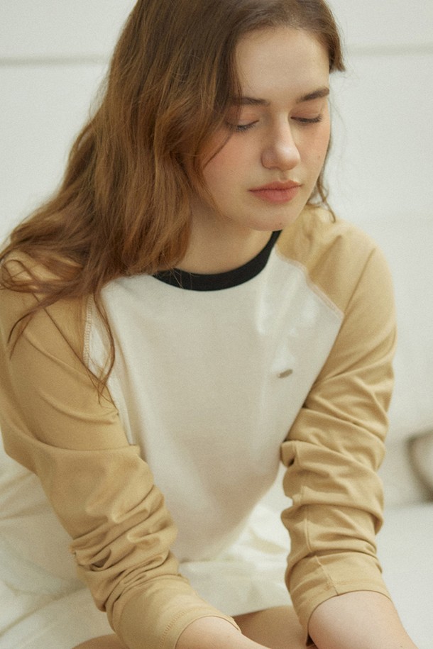 베이지 컬러의 투톤 래글런 티셔츠입니다. 부드러운 면 소재로 제작되어 편안한 착용감을 선사하며, 봄, 가을에 입기 좋습니다. 라운드넥에 긴 소매 기장으로 디자인되었으며, 레귤러핏으로 제작되어 캐주얼하고 미니멀한 스타일을 연출합니다. 래글런 소매와 투톤 배색이 특징으로, 베이직하면서도 세련된 느낌을 더합니다. 일상복으로 활용하기 좋은 아이템입니다.
