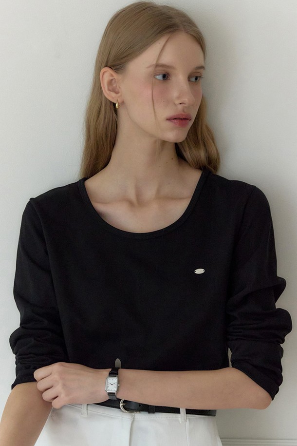 실키한 소재감으로 부드러운 촉감이 돋보이는 로고 실키 유넥 반소매 티셔츠입니다. 베이직한 디자인으로 미니멀, 클래식, 캐주얼 등 다양한 스타일을 연출할 수 있습니다. 봄, 여름 시즌에 적합하며, 데이트룩 및 출근룩에 활용하기 좋습니다. 레귤러핏으로 편안하게 착용 가능하며, 무지 디자인의 블랙 컬러로 어떤 하의에도 잘 어울립니다. U넥 라인과 얇은 두께감으로 시원하게 입을 수 있습니다.
