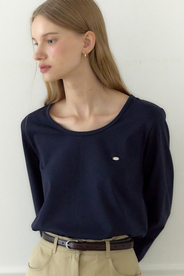 부드러운 실크 소재의 여성용 Logo 실키 U넥 긴 소매 티셔츠입니다. 미니멀하고 베이직한 스타일로, 봄, 여름, 가을 계절에 활용하기 좋습니다. 얇은 두께감과 실키한 소재감으로 편안한 착용감을 선사하며, 레귤러핏으로 제작되었습니다. 네이비 컬러의 무지 디자인으로 다양한 룩에 매치하기 용이합니다.
