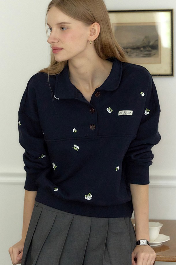 마가렛 자수 버튼다운 스웨트셔츠 - 네이비는 여성스러운 무드를 더해줄 캐주얼 스타일의 스웨트셔츠입니다. 부드러운 면 소재로 제작되어 편안한 착용감을 선사하며, 봄, 가을 시즌에 적합합니다. 네이비 컬러에 플라워 자수 디테일이 더해져 포인트를 주며, 레귤러핏과 폴로넥 디자인으로 클래식한 분위기를 연출합니다. 데이트룩, 봄 소풍룩에 잘 어울리며, 버튼다운 디자인으로 다양한 스타일을 연출할 수 있습니다. 긴 소매 기장과 보통 두께감으로 간절기에도 활용하기 좋은 아이템입니다.
