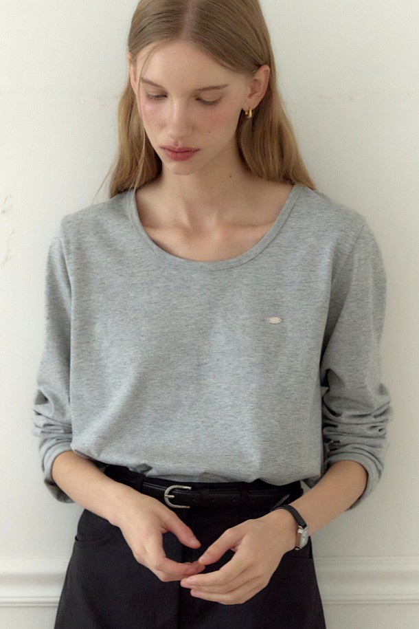 "Logo 실키 U넥 긴소매 티셔츠 - 멜란지 그레이"는 부드러운 촉감과 실키한 소재감이 돋보이는 여성용 상의입니다. 베이직하고 미니멀한 스타일로, 봄, 여름, 가을 계절에 활용 가능하며 레귤러 핏으로 편안하게 착용할 수 있습니다. U넥 디자인과 긴소매, 무지 및 로고 패턴이 특징이며, 출근룩과 데이트룩 등 다양한 TPO에 매치하기 좋습니다. 얇은 두께감으로 가볍게 입기 좋으며, 미니멀, 클래식, 캐주얼 스타일을 즐기는 분들께 추천합니다.
