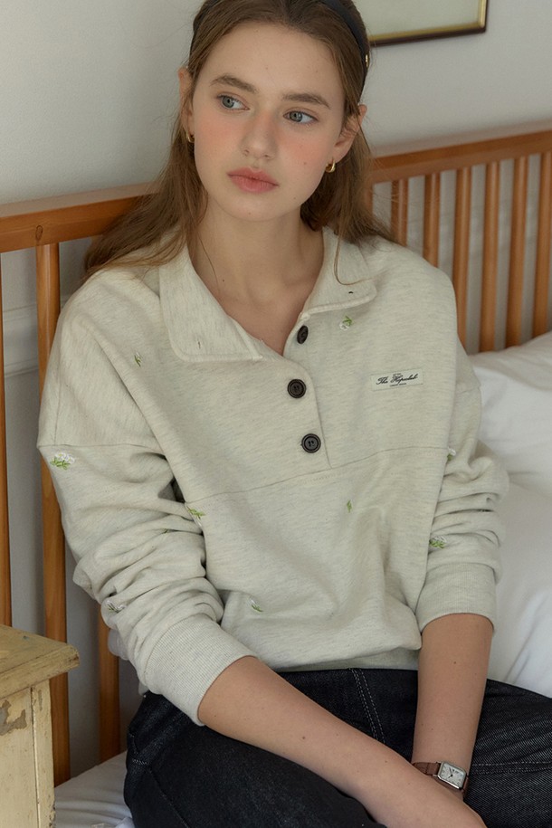 마가렛 자수 버튼다운 스웨트셔츠 - 오트밀은 부드러운 면 소재로 제작되어 편안한 착용감을 선사합니다. 베이직하고 캐주얼한 스타일로, 봄, 가을, 겨울 모두 활용 가능하며, 레귤러 핏에 긴 소매 기장으로 제작되었습니다. 헨리넥 디자인과 버튼다운 디테일이 돋보이며, 자수 장식으로 포인트를 더했습니다. 두꺼운 두께감으로 따뜻하게 착용할 수 있는 데일리 스웨트셔츠입니다.
