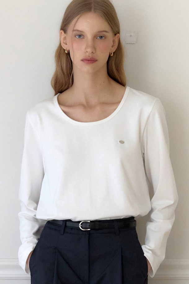 실키한 소재감의 Logo 실키 U넥 긴소매 티셔츠 - 화이트입니다. 부드러운 촉감과 얇은 두께로 봄, 여름 시즌에 시원하게 착용하기 좋습니다. 미니멀하고 베이직한 스타일로 데이트룩에 적합하며, 레귤러핏과 U넥 디자인이 여성스러운 실루엣을 연출합니다. 무지 디자인으로 다양한 하의와 매치하기 용이하며, 실크 소재 특유의 고급스러운 분위기를 더합니다.
