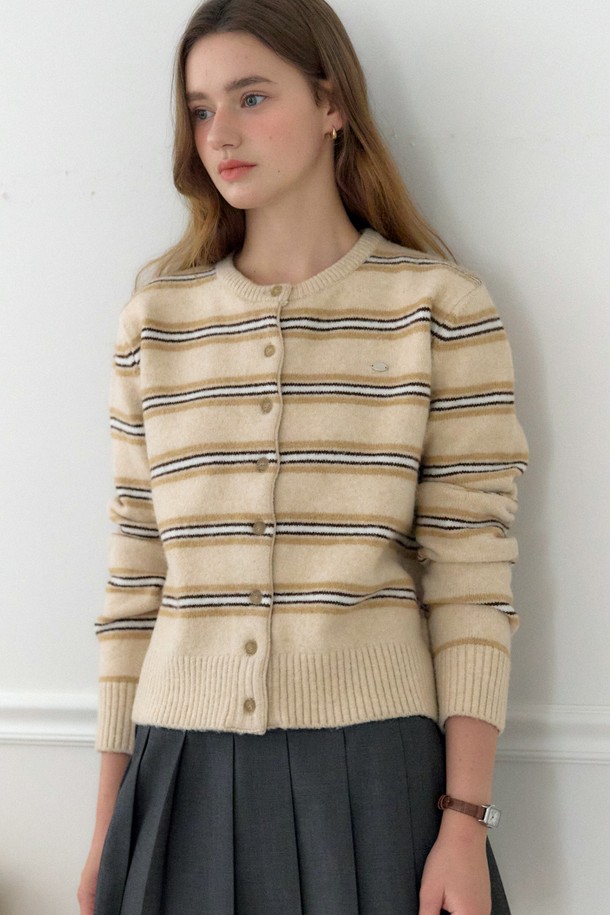 베이지 컬러의 멀티 스트라이프 패턴이 돋보이는 여성용 라운드넥 크롭 가디건입니다. 울과 아크릴 혼방 소재로 제작되어 부드러운 촉감과 두꺼운 두께감으로 봄, 가을에 따뜻하게 착용하기 좋습니다. 베이직하면서도 클래식한 디자인으로 다양한 스타일 연출이 가능하며, 톤온톤의 스트라이프 패턴이 은은한 포인트를 더합니다. 버튼업 디자인으로 간편하게 여밀 수 있으며, 레귤러핏으로 편안하게 착용할 수 있습니다. 데일리룩에 활용하기 좋은 아이템입니다.
