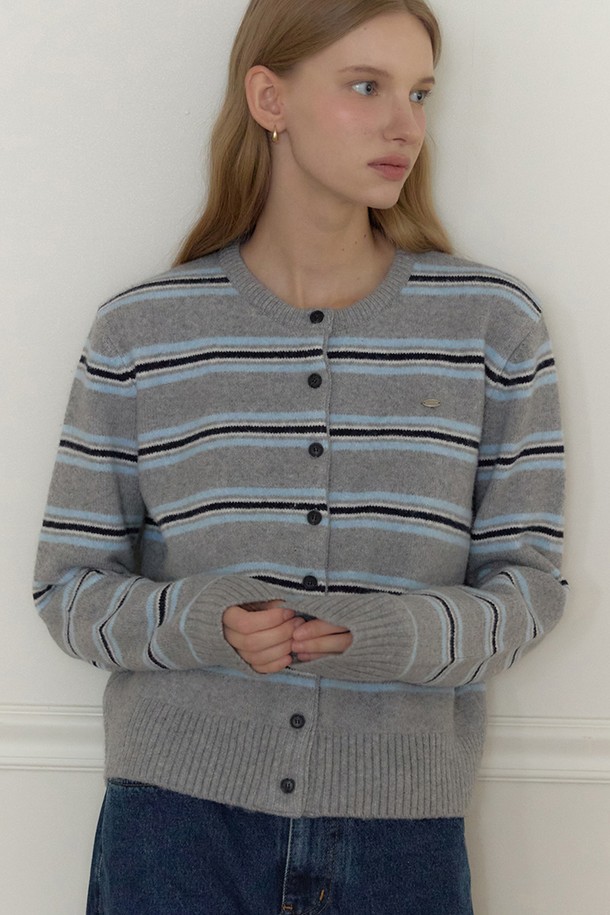 멜란지 그레이 컬러의 멀티 스트라이프 라운드넥 가디건은 여성 의류로, 부드러운 촉감과 중간 두께감으로 봄, 가을, 겨울 시즌에 활용하기 좋습니다. 데일리룩, 데이트룩 모두 소화 가능한 캐주얼 스타일의 이 니트/스웨터는 릴랙스핏으로 편안하게 착용 가능하며, 립 디테일과 시그니처 장식이 특징입니다. 울, 폴리에스테르, 나일론, 아크릴, 스판덱스 등의 혼방 소재로 제작되어, 단품 또는 이너로 다양한 스타일링을 연출할 수 있습니다. 라운드넥과 긴 소매 디자인은 클래식하면서도 미니멀한 무드를 자아내며, 버튼 여밈 방식으로 간편하게 착용할 수 있습니다. 멜란지 그레이와 아이보리 베이지 두 가지 컬러로 제공됩니다.
