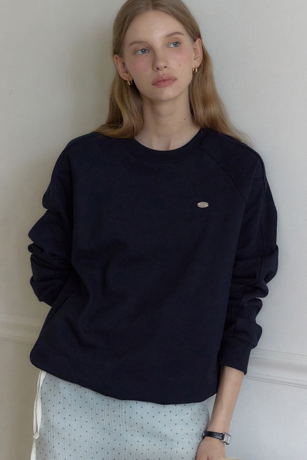 네이비 색상의 Cutline 래글런 스웨트셔츠입니다. 부드러운 면 소재로 제작되어 가을, 겨울철 따뜻하고 편안하게 착용하기 좋습니다. 루즈핏에 라운드넥 디자인으로, 베이직하면서도 캐주얼한 스타일을 연출합니다. 래글런 소매 디테일이 돋보이며, 집콕룩이나 산책룩 등 다양한 TPO에 활용 가능합니다. 미니멀, 캐주얼, 클래식 스타일을 선호하는 여성분들께 추천합니다.
