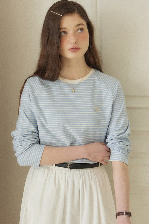 스카이 블루 스트라이프 래글런 티셔츠는 여성분들을 위한 캐주얼 스타일의 상의입니다. 부드러운 면 소재로 제작되어 봄, 여름 시즌에 얇고 편안하게 착용하기 좋습니다. 라운드넥과 긴 소매, 레귤러핏으로 디자인되었으며, 래글런 소매 디테일이 특징입니다. 베이직하면서도 미니멀한 무드로, 봄 소풍룩을 연출하기에 제격입니다. 화이트 컬러 스트라이프 패턴으로 시원하고 산뜻한 느낌을 더했습니다.
