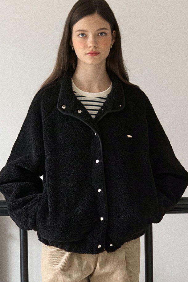 블랙 색상의 Shearling (쉬어링) 콤피 플리스 재킷입니다. 부드러운 플리스 소재로 제작되어 포근한 착용감을 선사하며, 가을과 겨울에 따뜻하게 입을 수 있습니다. 캐주얼하고 베이직한 스타일로, 어떤 옷에도 잘 어울립니다. 오버핏 디자인과 숏 기장으로 트렌디한 느낌을 더하며, 쉬어링 디테일이 돋보입니다. 스냅 버튼 여밈 방식으로 간편하게 착용 가능합니다.
