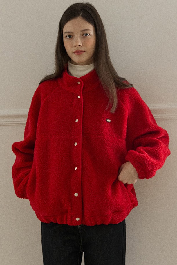 따뜻하고 포근한 착용감의 'Shearling Comfy Fleece 재킷' - 레드입니다. 릴랙스 핏으로 편안하게 착용 가능하며, 캐주얼, 미니멀, 클래식 스타일을 모두 아우릅니다. 부드러운 촉감의 플리스 소재와 두꺼운 두께감으로 겨울철에도 따뜻하게 입을 수 있으며, 하이넥 디자인과 래글런 숄더라인이 특징입니다. 사이드 포켓과 소매단, 밑단 밴딩으로 실용성을 더했으며, 이중 플리스 구조로 보온성을 높였습니다. 산책룩이나 집콕룩 등 다양한 TPO에 활용 가능합니다.
