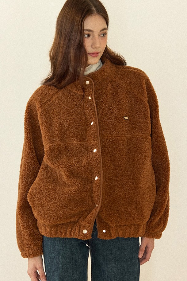따뜻하고 포근한 Shearling Comfy 플리스 재킷, 브라운 컬러입니다. 부드러운 촉감의 플리스 소재로 제작되어 가을, 겨울 시즌에 넉넉한 오버핏으로 편안하게 착용할 수 있습니다. 쉐르파 스타일의 두꺼운 두께감과 양털, 플러피 디테일이 특징이며, 크롭 기장과 스냅 버튼 여밈으로 캐주얼한 무드를 연출합니다. 캠핑룩, 여행룩, 그리고 미니멀, 고프코어 스타일까지 다양한 룩에 활용해보세요. 데일리룩에 포인트를 더해줄 브라운 컬러의 플리스 재킷입니다.
